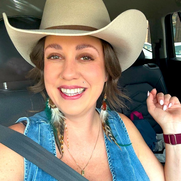 Meet your Posher, Laura - Picture 1 of 1